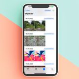 Doppelte Bilder finden  Teilt man Fotos mit Freunden und Familie oder pflegt mehrere Fotosammlungen, kommen im Laufe der Zeit immer wieder Doppelungen vor. iOS 16 macht es nun einfacher, die zu finden. Im neuen Ordner "Duplikate" finden sich nicht nur alle Bilder, die mehrfach in der Bibliothek zu finden sind. Sie lassen sich dort auch bequem die Doppelungen zu einem Unikat zusammenfügen.