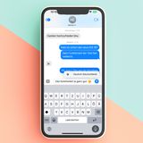 Emojis diktieren  Schon länger kann man einfach über das Mikrofon-Symbol am unteren Rand der Tastatur diktieren. Nur die Emoji fehlten bislang. Jetzt kann man sie einfach mitsprechen und sie werden eingesetzt. Die Befehle sind recht einfach, etwa "Zwinkersmiley" oder "Emoji Herz", und funktionieren in sämtlichen Apps, die die Tastatur nutzen. Gut: Diktiert man, während man die App geöffnet hält, bleibt nun auch die Tastatur sichtbar und kann gleich zur Korrektur genutzt werden.