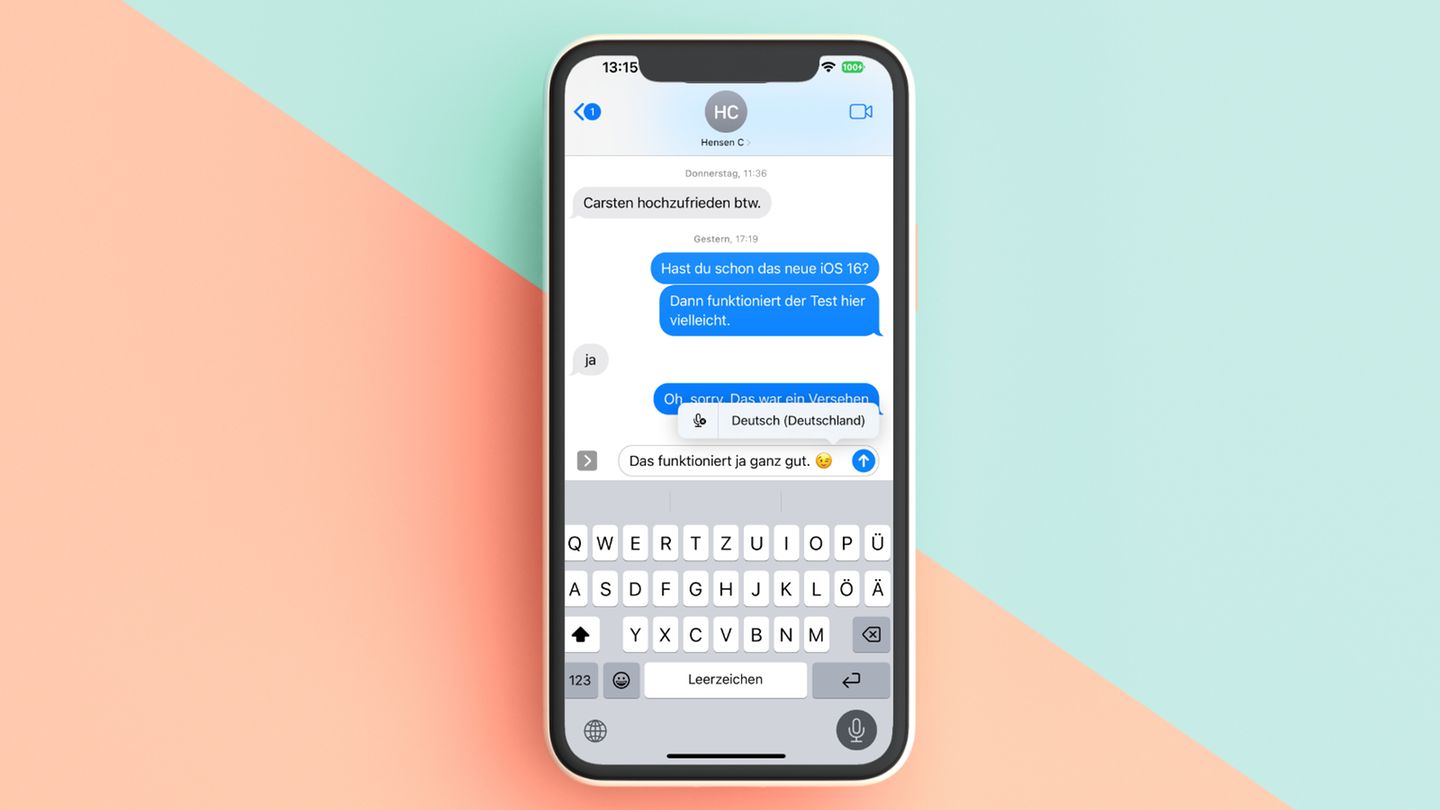 Emojis diktieren  Schon länger kann man einfach über das Mikrofon-Symbol am unteren Rand der Tastatur diktieren. Nur die Emoji fehlten bislang. Jetzt kann man sie einfach mitsprechen und sie werden eingesetzt. Die Befehle sind recht einfach, etwa "Zwinkersmiley" oder "Emoji Herz", und funktionieren in sämtlichen Apps, die die Tastatur nutzen. Gut: Diktiert man, während man die App geöffnet hält, bleibt nun auch die Tastatur sichtbar und kann gleich zur Korrektur genutzt werden.