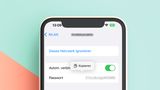 Wlan Passwörter anzeigen  Die Frage nach dem Wlan-Passwort kennt wohl jeder. Jetzt kann man sich es endlich auch auf dem iPhone anzeigen lassen. Dazu muss man nur in den Wlan-Einstellungen das gewünschte Netz wählen und auf das mit mehreren Punkten verborgene Passwort tippen. Eine FaceID- oder TouchID-Prüfung später erscheint es im Klartext.