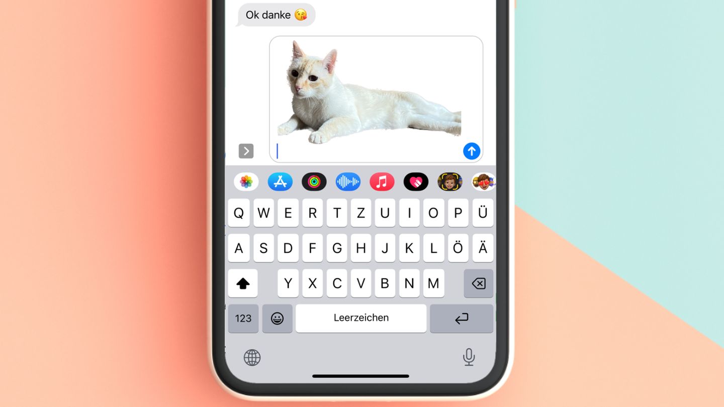 Sticker selbst gemacht  Tippen Sie in einem Foto auf eine Person oder ein Tier und halten gedrückt, wird das Gezeigte aus dem Bild herausgelöst - lässt sich nun mit dem Finger hin- und herbewegen. Wechselt man nun über den Homebutton oder den Navigierstrich am unteren Rand die App ohne loszulassen, kann man den Bildausschnitt in andere Apps ziehen, etwa in die Nachrichten-App. Und sie dann einfach verschicken. Auch in Zeichen-Apps lassen sich die Bilder so einbauen.