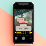 Per Kamera übersetzen  Was steht auf dem Schild? Diese Frage beantwortet das iPhone nun live – in der Kamera-App. Richten Sie die Knipse auf den gewünschten Text, wählen Sie unten links das Symbol zur Texterkennung aus. Das Feature ermöglicht es schon seit iOS 15, Text im Bild auszuwählen und zu kopieren. Nun lässt sie sich per Knopfdruck auch gleich übersetzen. Vorsicht: Ist die Schrift sehr kleinteilig, ist auch die Übersetzung schwerer zu entziffern.