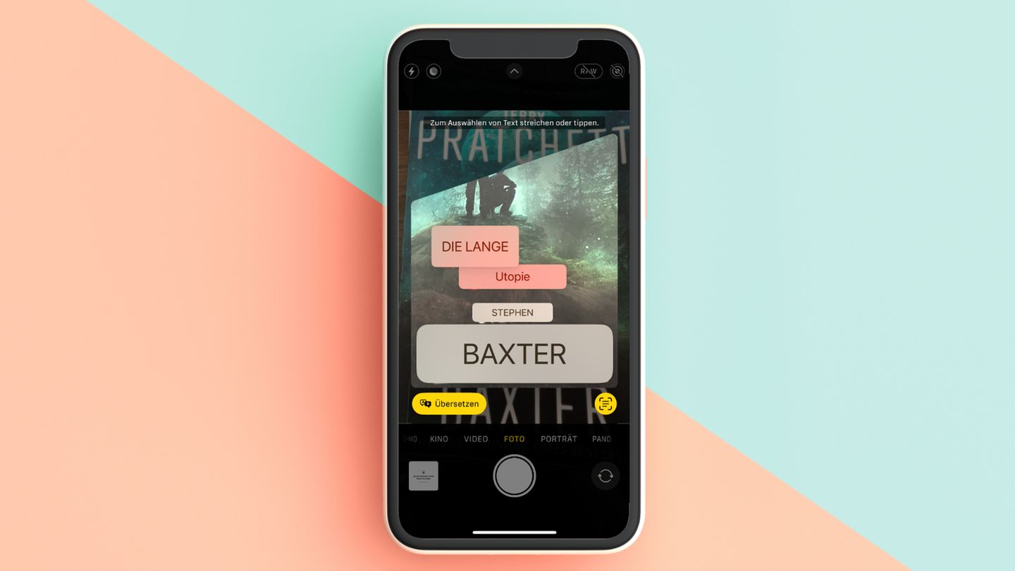 Per Kamera übersetzen  Was steht auf dem Schild? Diese Frage beantwortet das iPhone nun live – in der Kamera-App. Richten Sie die Knipse auf den gewünschten Text, wählen Sie unten links das Symbol zur Texterkennung aus. Das Feature ermöglicht es schon seit iOS 15, Text im Bild auszuwählen und zu kopieren. Nun lässt sie sich per Knopfdruck auch gleich übersetzen. Vorsicht: Ist die Schrift sehr kleinteilig, ist auch die Übersetzung schwerer zu entziffern.