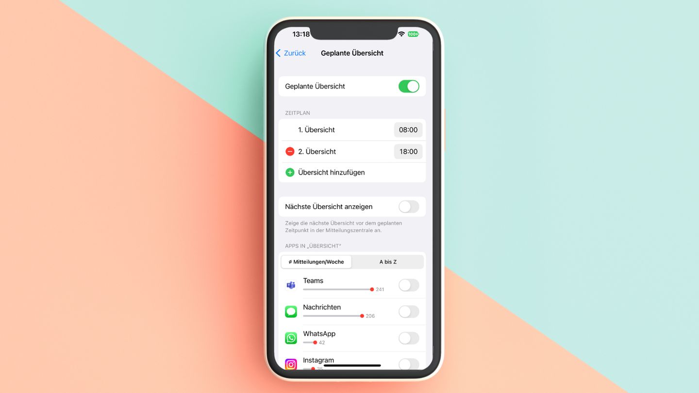 Neue Funktionen: Benachrichtigungen neu gedacht Auch bei den Notficiations, also den App-Benachrichtigungen, hat Apple noch einmal aufgeräumt. So lassen sich nicht nur Benachrichtigungen bestimmter Apps während eines eingeschalteten Fokus abschalten. Will man nicht zugespamt werden, kann man auch festlegen, nur zu bestimmten Uhrzeiten eine Zusammenfassung zu erhalten. Dabei lässt sich frei wählen, welche Apps davon betroffen sind und welche trotzdem jederzeit live durchkommen dürfen. Benachrichtigungen neu gedacht Auch bei den Notficiations, also den App-Benachrichtigungen, hat Apple noch einmal aufgeräumt. So lassen sich nicht nur Benachrichtigungen bestimmter Apps während eines eingeschalteten Fokus abschalten. Will man nicht zugespamt werden, kann man auch festlegen, nur zu bestimmten Uhrzeiten eine Zusammenfassung zu erhalten. Dabei lässt sich frei wählen, welche Apps davon betroffen sind und welche trotzdem jederzeit live durchkommen dürfen.