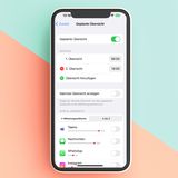 Benachrichtigungen neu gedacht  Auch bei den Notficiations, also den App-Benachrichtigungen, hat Apple noch einmal aufgeräumt. So lassen sich nicht nur Benachrichtigungen bestimmter Apps während eines eingeschalteten Fokus abschalten. Will man nicht zugespamt werden, kann man auch festlegen, nur zu bestimmten Uhrzeiten eine Zusammenfassung zu erhalten. Dabei lässt sich frei wählen, welche Apps davon betroffen sind und welche trotzdem jederzeit live durchkommen dürfen.