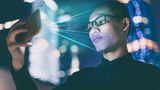 Von der Seite erkannt  Die Gesichtserkennung FaceID funktioniert in der Regel extrem zuverlässig – aber bislang nur im Porträtmodus. Mit iOS 16 lernt Ihr iPhone nun endlich, Sie auch dann zu erkennen, wenn das iPhone im Querformat genutzt wird.