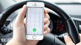 Per Zuruf auflegen  Wer das iPhone oft im Auto nutzt, schätzt die Funktion, Anrufe über Siri starten zu können. Zum Auflegen musste man dann aber doch wieder am Bildschirm herumfummeln. Nun wird das Gespräch mit "Hey Siri, leg auf" auch per Sprache wieder beendet.