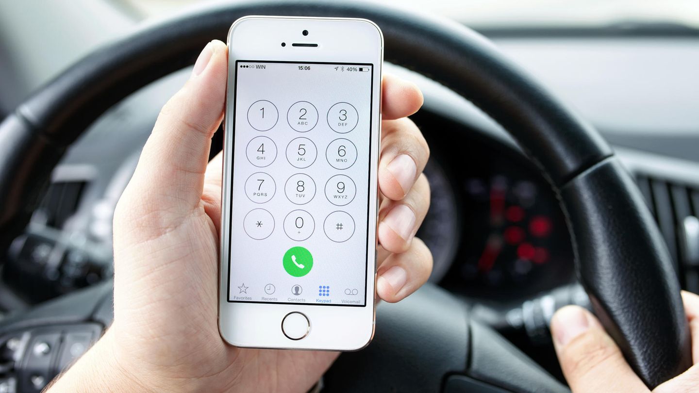 Per Zuruf auflegen  Wer das iPhone oft im Auto nutzt, schätzt die Funktion, Anrufe über Siri starten zu können. Zum Auflegen musste man dann aber doch wieder am Bildschirm herumfummeln. Nun wird das Gespräch mit "Hey Siri, leg auf" auch per Sprache wieder beendet.