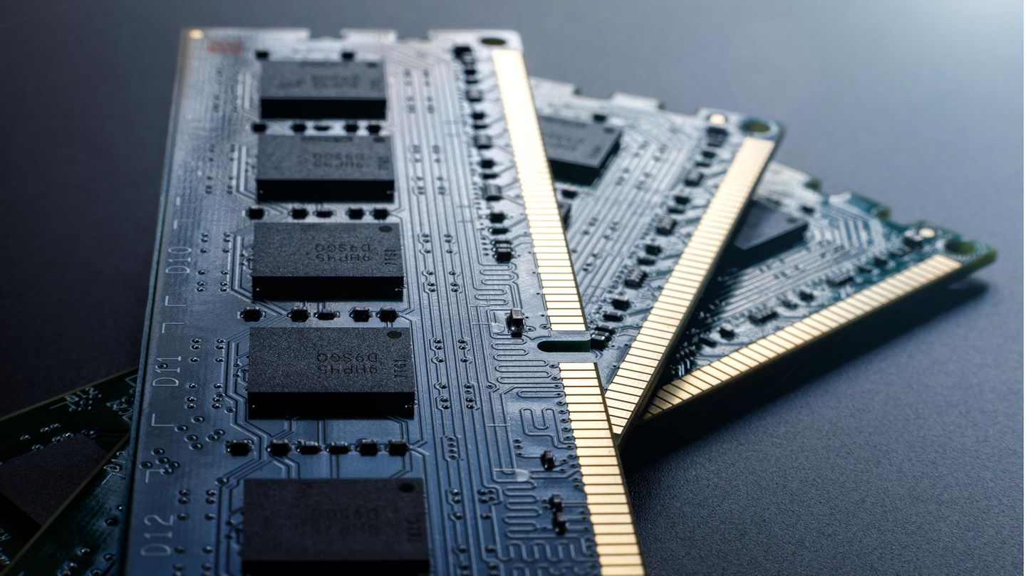 Arbeitsspeicher erweitern: Drei RAM-Module liegen übereinander.