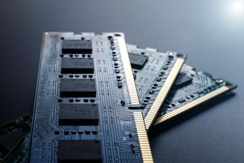 Arbeitsspeicher erweitern: Drei RAM-Module liegen übereinander.
