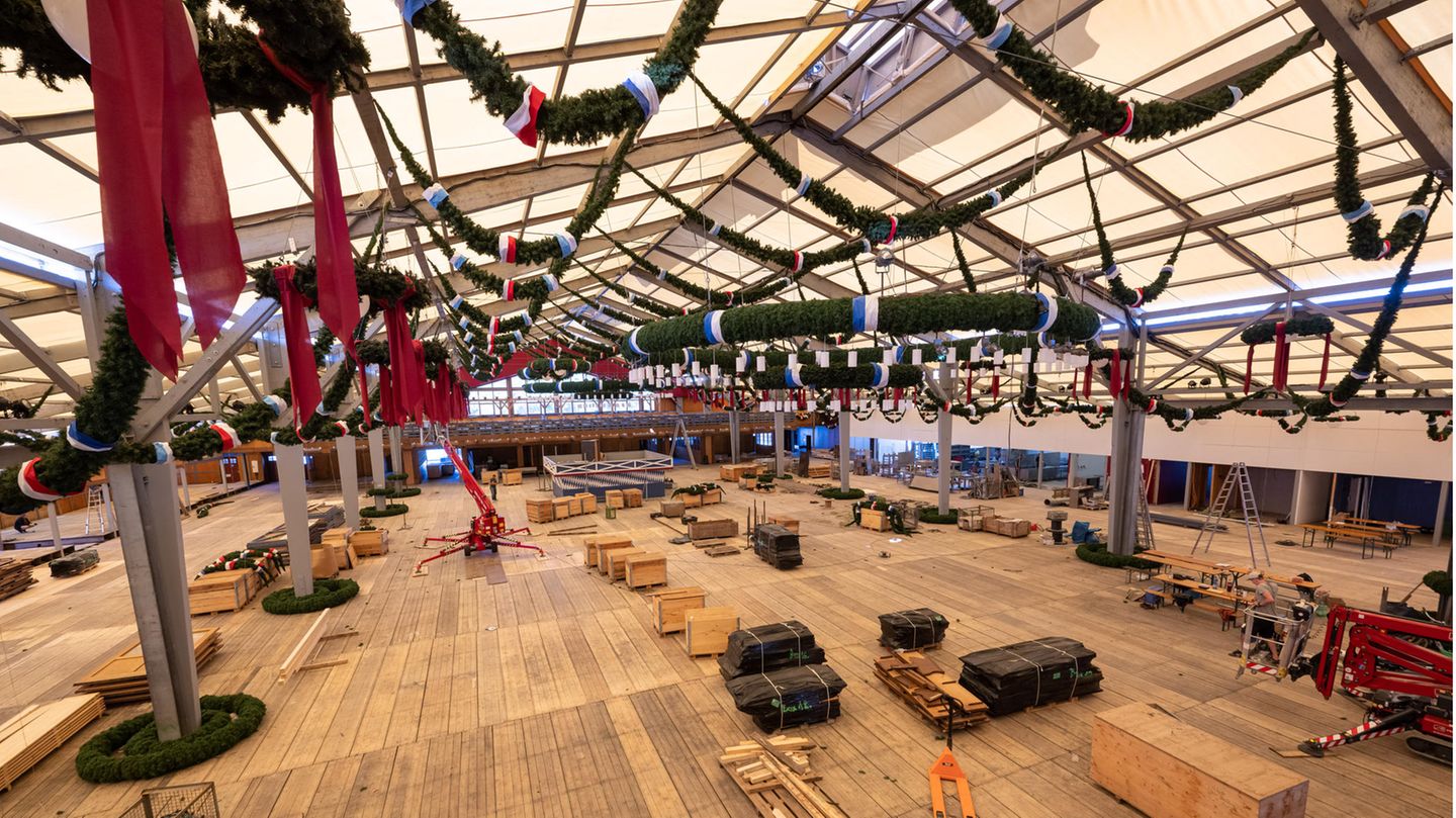 Neustart      Zwei abgesagte Wiesn, was ist nun anders? Offiziell nichts. Das Fest findet statt wie immer, ohne Auflagen. Mit Spannung wird aber erwartet, wie sich das Publikum gibt. Die Buchungen auch aus dem Ausland seien sehr gut, sagt Wirte-Sprecher Peter Inselkammer. Er rechnet vor allem bei den jüngeren Gästen mit viel Interesse. Wie sich die Älteren verhalten und ob es den Familienbesuch mit Opa und Oma geben werde, müsse man sehen. Mediziner warnten vor einer hohen Infektionsgefahr auf dem Volksfest. Manche Maske wird man wohl sehen.