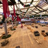 Neustart      Zwei abgesagte Wiesn, was ist nun anders? Offiziell nichts. Das Fest findet statt wie immer, ohne Auflagen. Mit Spannung wird aber erwartet, wie sich das Publikum gibt. Die Buchungen auch aus dem Ausland seien sehr gut, sagt Wirte-Sprecher Peter Inselkammer. Er rechnet vor allem bei den jüngeren Gästen mit viel Interesse. Wie sich die Älteren verhalten und ob es den Familienbesuch mit Opa und Oma geben werde, müsse man sehen. Mediziner warnten vor einer hohen Infektionsgefahr auf dem Volksfest. Manche Maske wird man wohl sehen.