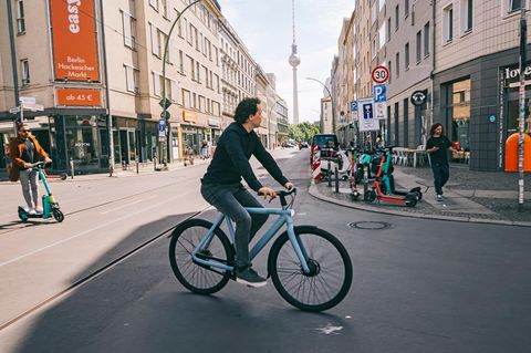 Gründer des E-Bike Herstellers Van Moof: Taco Carlier dreht beim Berliner Laden eine Runde auf dem Rad