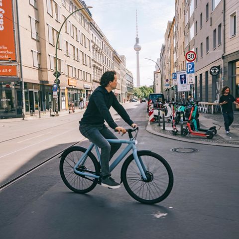 Gründer des E-Bike Herstellers Van Moof: Taco Carlier dreht beim Berliner Laden eine Runde auf dem Rad