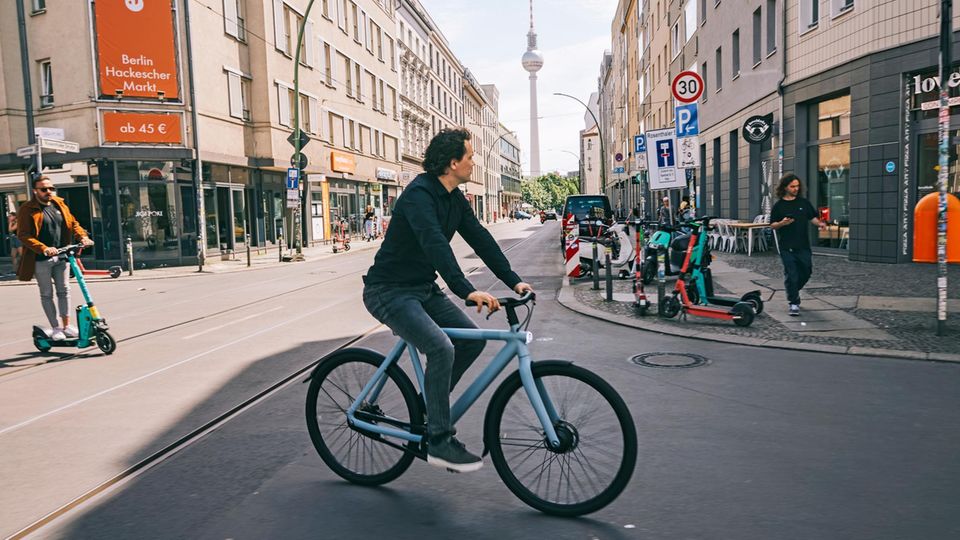 Gründer des E-Bike Herstellers Van Moof: Taco Carlier dreht beim Berliner Laden eine Runde auf dem Rad