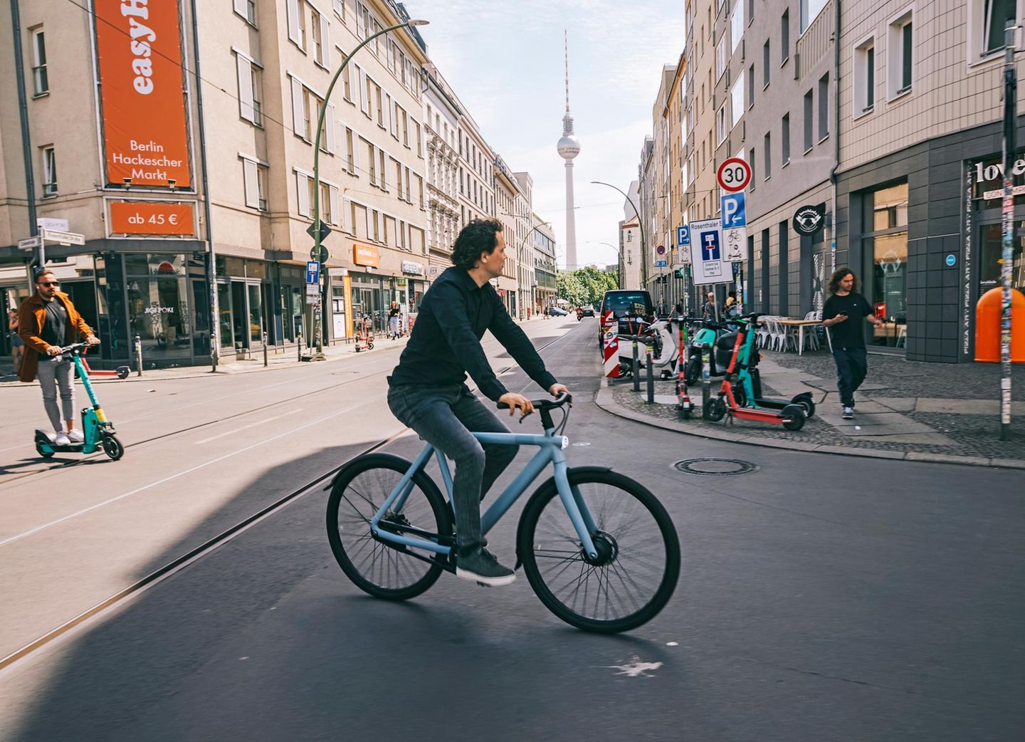 E-Bikes: Gründer des E-Bike Herstellers Van Moof: Taco Carlier dreht beim Berliner Laden eine Runde auf dem Rad Gründer des E-Bike Herstellers Van Moof: Taco Carlier dreht beim Berliner Laden eine Runde auf dem Rad