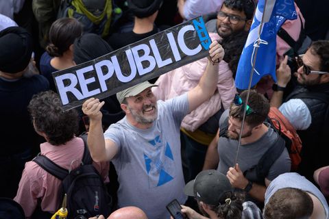 Edinburgh, Schottland: Ein Demonstrant fordert eine Republik