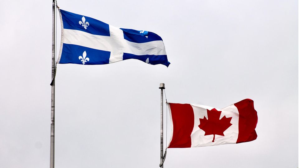 Die Flaggen von Quebec (l.) und Kanada