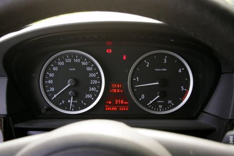 Das Tacho eines Autos