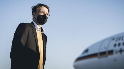 Karl Lauterbach vor dem Regierungsflieger