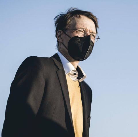 Karl Lauterbach vor dem Regierungsflieger