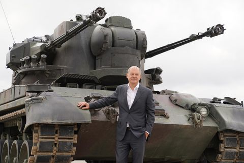 Bundeskanzler Olaf Scholz vor einem Flugabwehrkanonenpanzer Gepard