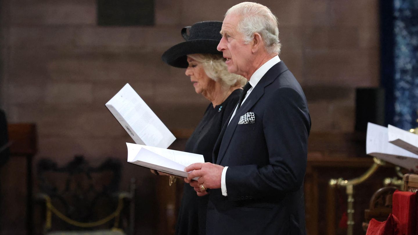 In der St.-Anne-Kathedrale besuchten König Charles III. und Camilla einen Gottesdienst zu Ehren der Queen. Auch die britische Premierministerin Liz Truss und der irische Regierungschef Micheal Martin nahmen daran teil. Ebenso gekommen waren Irlands Präsident Michael D. Higgins und die Chefs der nordirischen Parteien.