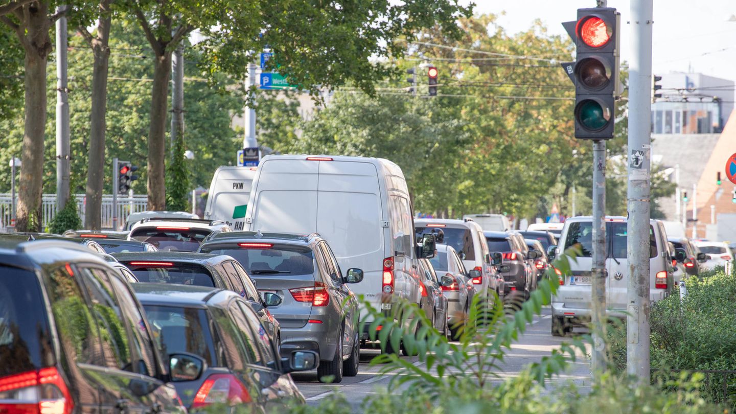 Autos stehen an einer roten Ampel
