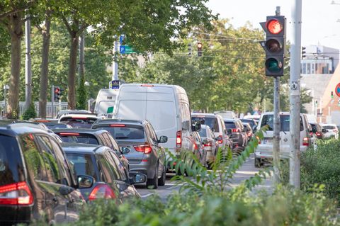 Autos stehen an einer roten Ampel