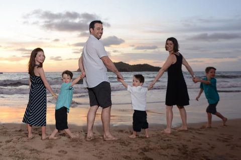 Edith und Sebastien mit ihren Kindern am Strand