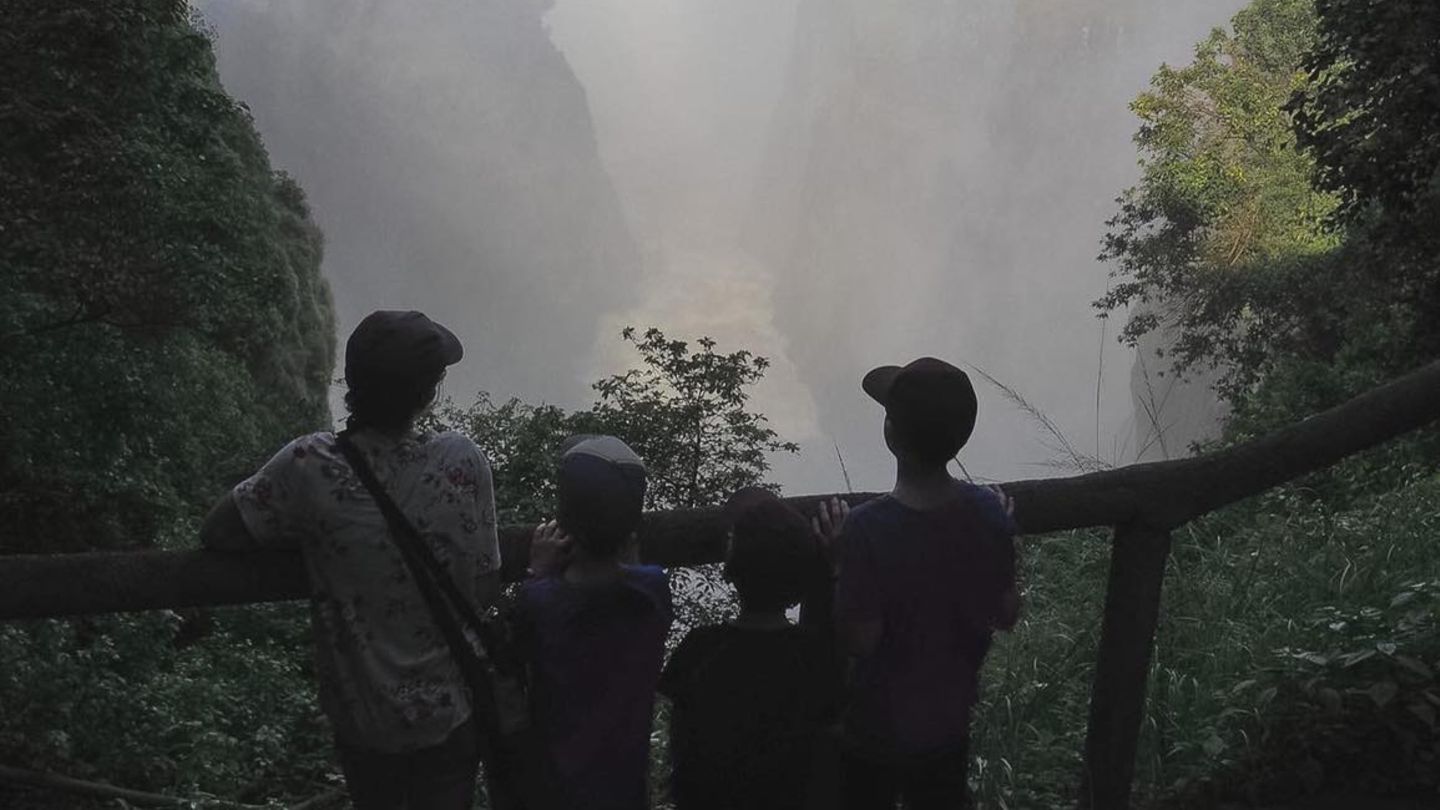 Ein Regenbogen an den Victoria-Fällen in Sambia. Was für ein beeindruckender Moment.