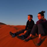 Trotz aller Eile, die der Reise zugrunde liegt: Auch Entspannung – wie hier auf einer Düne in Namibia – ist nötig, um alle neuen Eindrücke auch zu verarbeiten.