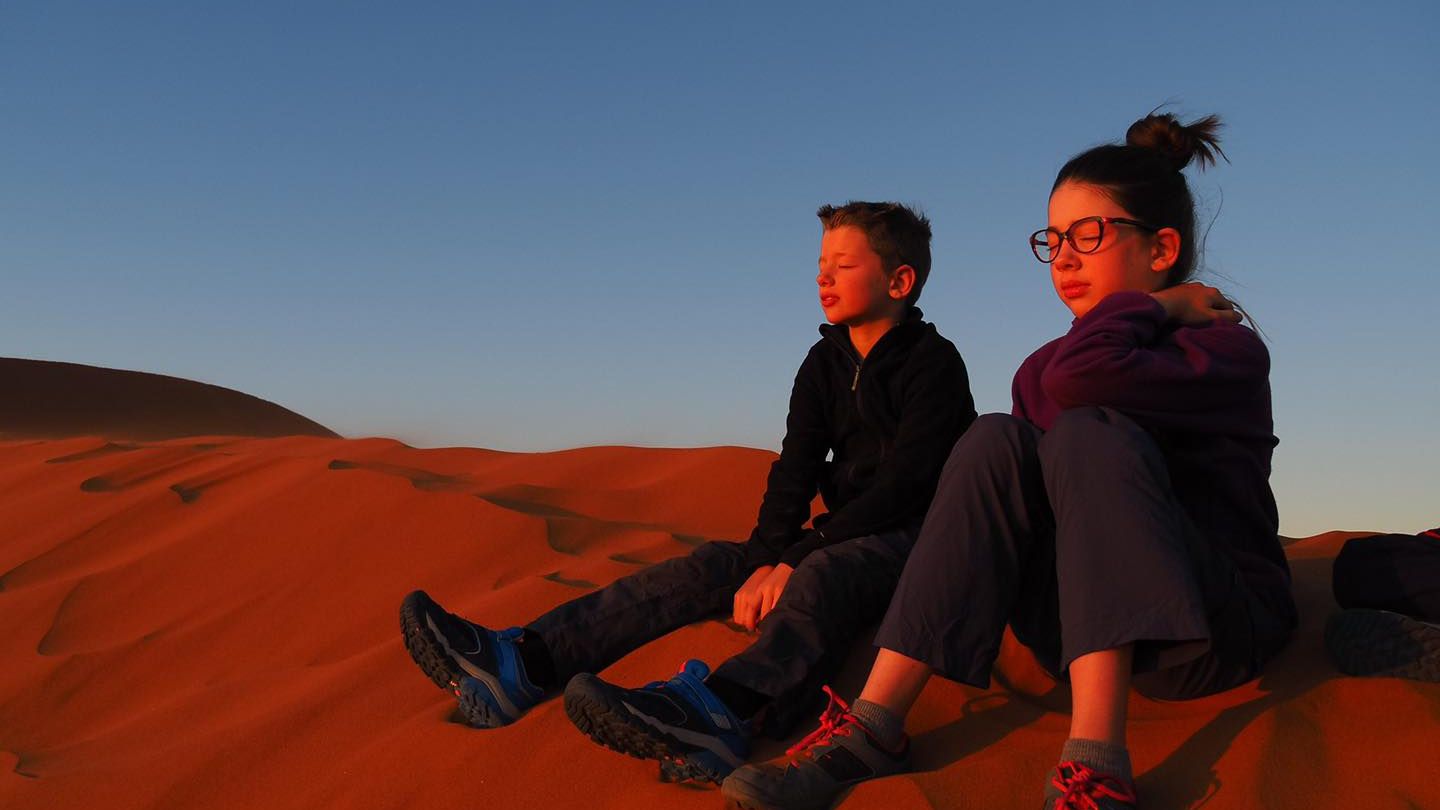 Trotz aller Eile, die der Reise zugrunde liegt: Auch Entspannung – wie hier auf einer Düne in Namibia – ist nötig, um alle neuen Eindrücke auch zu verarbeiten.