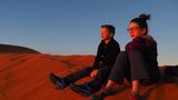 Trotz aller Eile, die der Reise zugrunde liegt: Auch Entspannung – wie hier auf einer Düne in Namibia – ist nötig, um alle neuen Eindrücke auch zu verarbeiten.