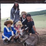 Alle dürfen die traditionelle Kopfbedeckung einmal aufprobieren.