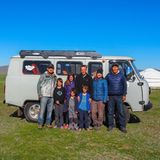 Die ganze Familie zusammen mit zwei Guides vor ihrem Gefährt, mit dem es quer durch die Mongolei geht