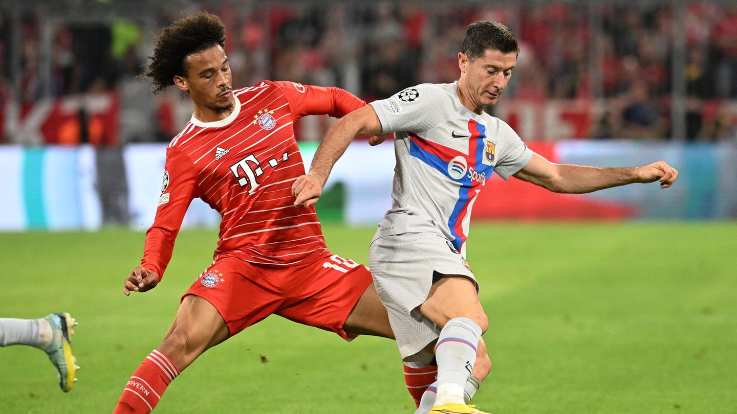 Sané und Lewandowski im Zweikampf