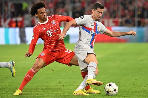 Sané und Lewandowski im Zweikampf