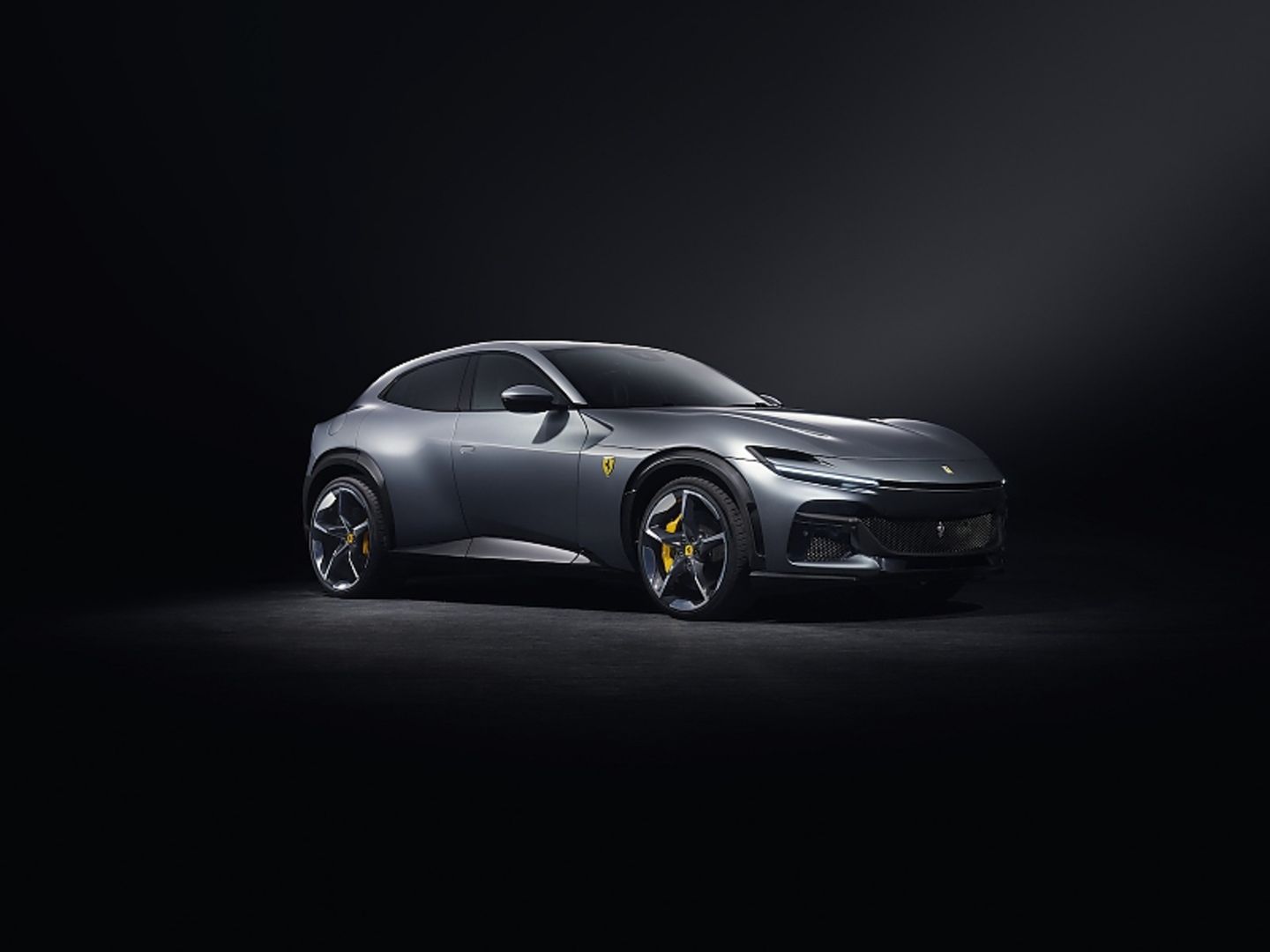 Das Fahrzeugkonzept entspricht weitgehend dem eines Lamborghini Urus oder des Aston Martin DBX