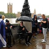 Menschen am Themseufer