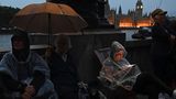 Menschen warten am Themseufer