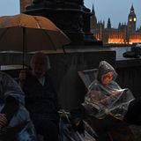 Menschen warten am Themseufer