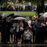Menschen warten am Buckingham Palast