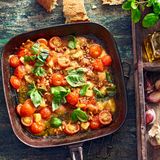 Blitzrezept: Marinierter Parmesan mit karamellisierten Kirschtomaten