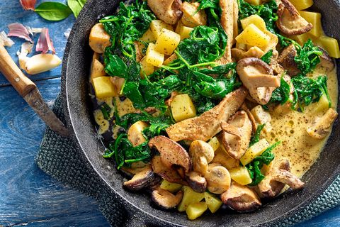 Blitzrezept: Pilzgulasch mit Kartoffeln und frischem Spinat