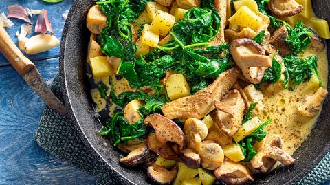 Blitzrezept: Pilzgulasch mit Kartoffeln und frischem Spinat