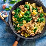 Blitzrezept: Pilzgulasch mit Kartoffeln und frischem Spinat