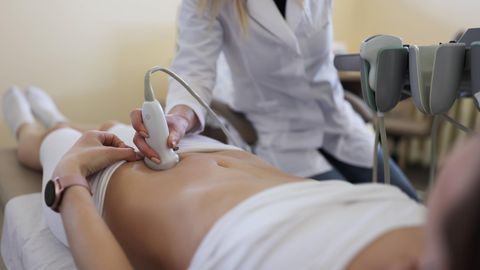 Eine Frau wird per Ultraschall untersucht