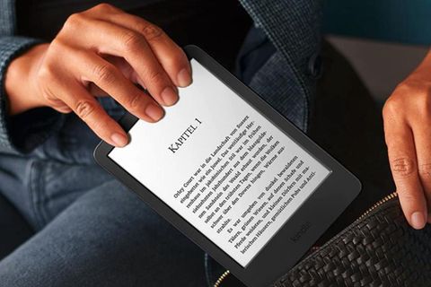 Ein Mann steckt den Amazon Kindle in seine Tasche