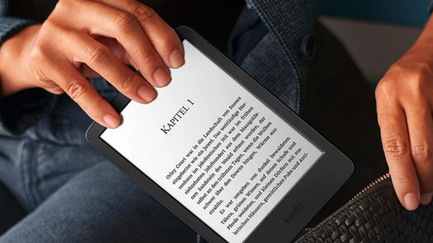 Ein Mann steckt den Amazon Kindle in seine Tasche
